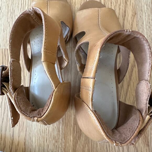 Clarks Womens 8.5M Deva Heidi Tan Leather Ankle Strap Heels Sandals Boho - Picture 8 of 11